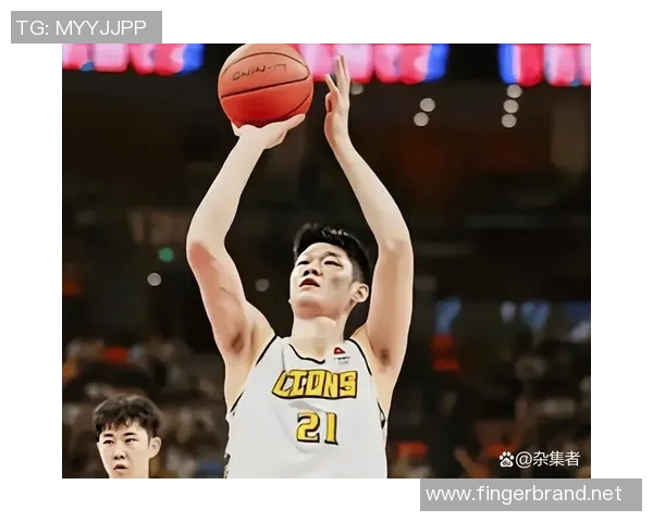 张昊篮球场上抱摔胡金秋引发孙铭徽强烈不满场面惊心