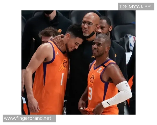 里夫斯持球强突 高难度低手挑篮打进