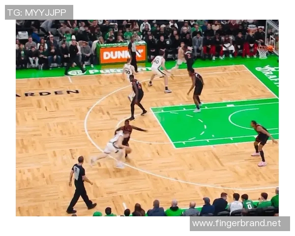 波尔津吉斯无球跑位 接塔图姆传球双手暴扣