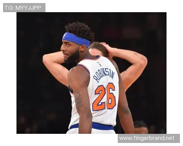 防守大闸！尼克斯官媒晒米切尔-罗宾逊赛后照：本场最佳防守